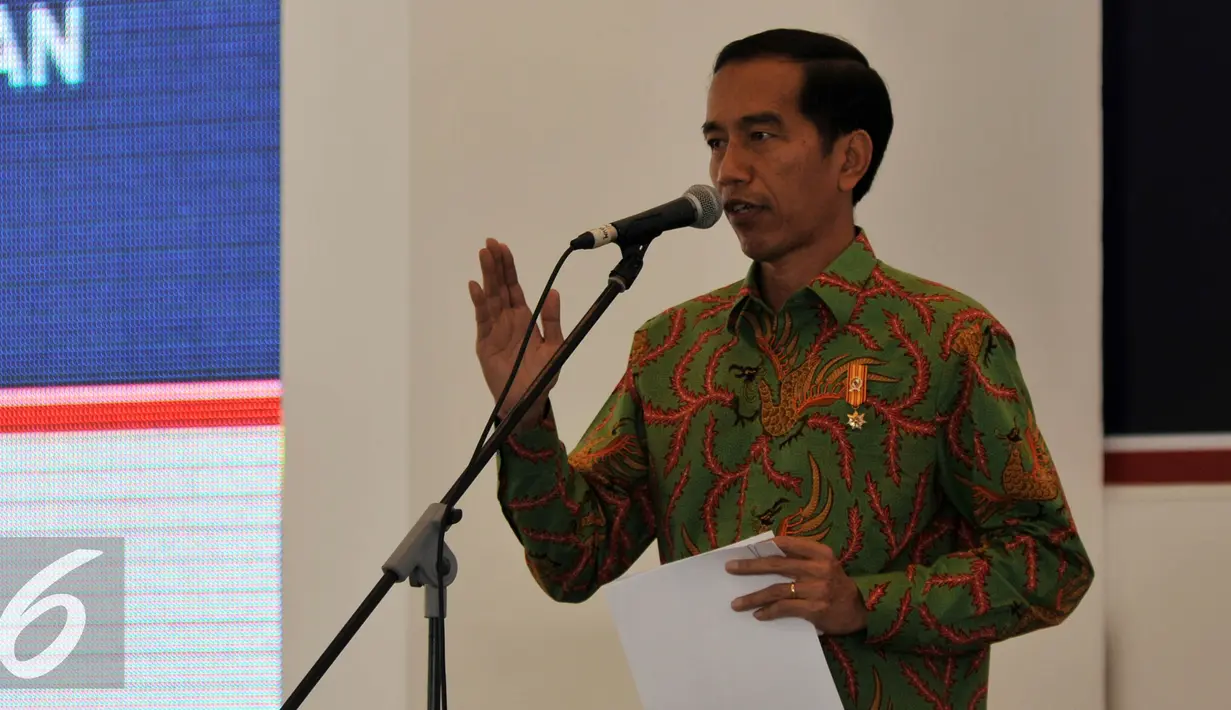 Presiden Jokowi memberikan sambutan saat peresmian pengoperasian jalan Cikopo-Palimanan, Jawa Barat, Sabtu (13/6/2015). Jalan Tol sepanjang 116,754 km ini merupakan jalan tol terpanjang di Indonesia. (Liputan6.com/Johan Tallo)