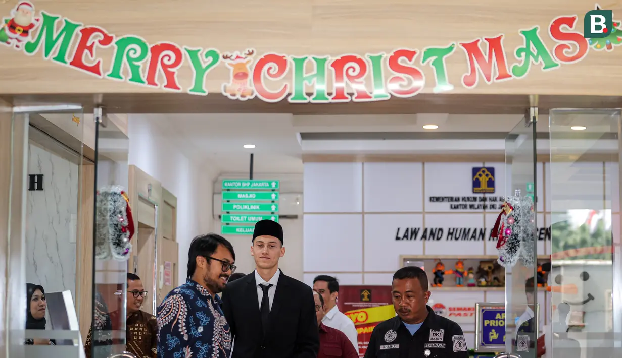 <p>Pemain naturalisasi Indonesia, Jay Idzes berjalan menghampiri wartawan setelah pengambilan sumpah pewarganegaraan sebagai WNI di Kantor Wilayah Kementerian Hukum dan HAM, Cawang, Jakarta Timur, Kamis (28/12/2023). (Bola.com/Bagaskara Lazuardi)</p>