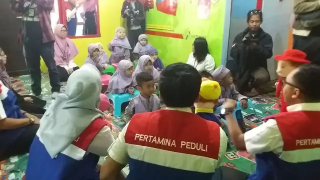 Murid-murid TK Pegayon senang dengan suasana ruang kelas yang baru direnovasi. Foto: Liputan6.com/Bam Sinulingga