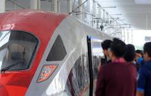 FOTO: Ragam Reaksi Antusiasme Warga Mencoba Kereta Cepat Jakarta Bandung dari Stasiun Halim hingga Tegalluar