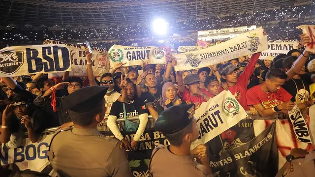 Puluhan ribu Slankers yang memadati Konser HUT ke-35 Slank Indonesia Now di GBK, Minggu (23/12). (Bambang Eros/Fimela)