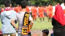 Antusias The Jakmania menyaksikan para pemain Persija Jakarta berlatih di Lapangan Banteng, Jakarta, Selasa (11/4/2017). Tim Persija memiliki jadwal dua minggu sekali untuk jumpa fans lewat latihan. (Bola.com/Nicklas Hanoatubun)