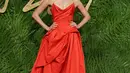 Model Karlie Kloss berpose saat tiba menghadiri The British Fashion Awards 2017 di London, (4/12). Model Victoria's Secret ini cantik dengan gaun berwarna merah. (AP Photo / Joel C Ryan)