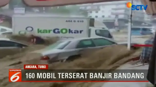 Tak cuma mengagetkan warga, derasnya arus air menyeret sekitar 160 mobil dan menyebabkan empat orang cedera serta merusak 25 kantor bisnis.