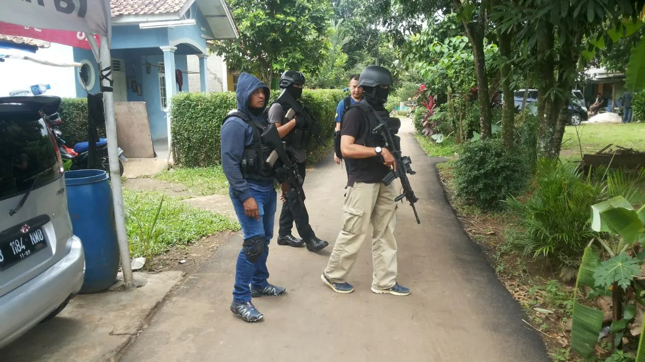  Densus 88 tangkap dan tembak tiga orang terduga teroris di sebuah kontrakan di daerah Kelurahan Babakan Kecamatan Setu, Kota Tangerang Selatan, pagi tadi.