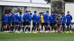Pelatih FC Porto Sergio Conceicao (ketiga kanan) memimpin sesi latihan di tempat latihan Olival, Vila Nova de Gaia, dekat Porto, Portugal, 13 Maret 2023. FC Porto akan menghadapi Inter Milan pada pertandingan sepak bola leg kedua babak 16 besar Liga Champions. (MIGUEL RIOPA/AFP)
