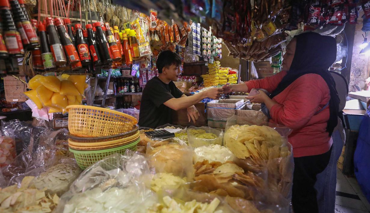 Perlambatan inflasi menandakan tekanan harga mulai mereda setelah sempat meningkat di awal tahun. Tampak dalam foto, aktivitas pedagang dan pembeli di pasar tradisional di Palmerah Jakarta, Jumat (3/4/2026). (merdeka.com/Arie Basuki)