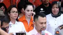 Artis peran dan model, Jennifer Dunn mengusap wajah saat diperlihatkan usai penangkapan di Dirnarkoba Polda Metro Jaya, Jakarta, Selasa (2/1). Sebelumnya ia ditangkap polisi sebanyak dua kali, pada 2005 dan 2009 silam. (Liputan6.com/Helmi Fithriansyah)