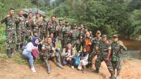 Tim media bersama TNI saat berada d wilayah tapal batas Indonesia. (Liputan6.com/Lizsa Egeham)