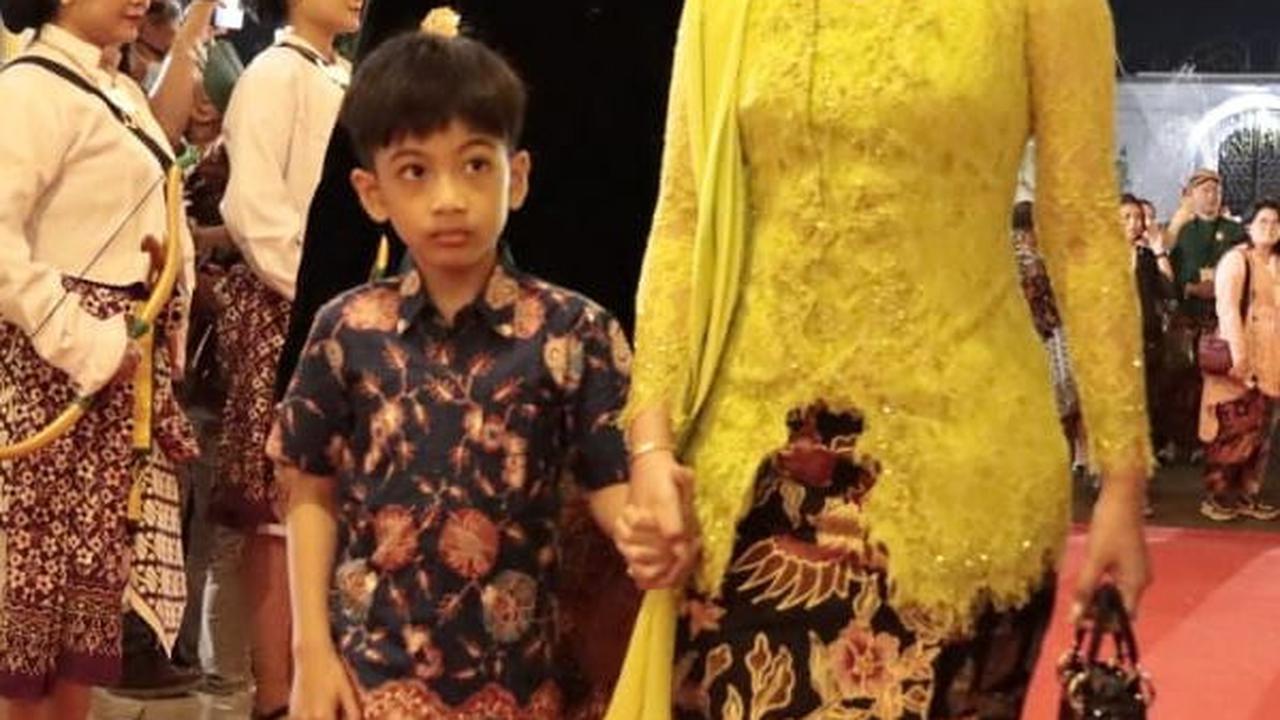 Begini Gaya Unik Gibran Nonton Konser K-Pop Pakai Beskap Jawa dan Blangkon di Pura Mangkunegaran