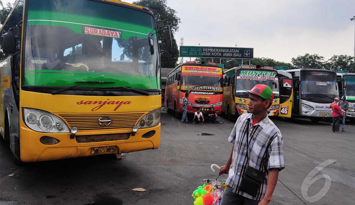 Terminal Pulogadung menyiapkan 170 unit bus setiap harinya untuk mengangkut penumpang pada mudik lebaran kali ini, Jakarta, Senin (21/07/2014) (Liputan6.com/Faizal Fanani)