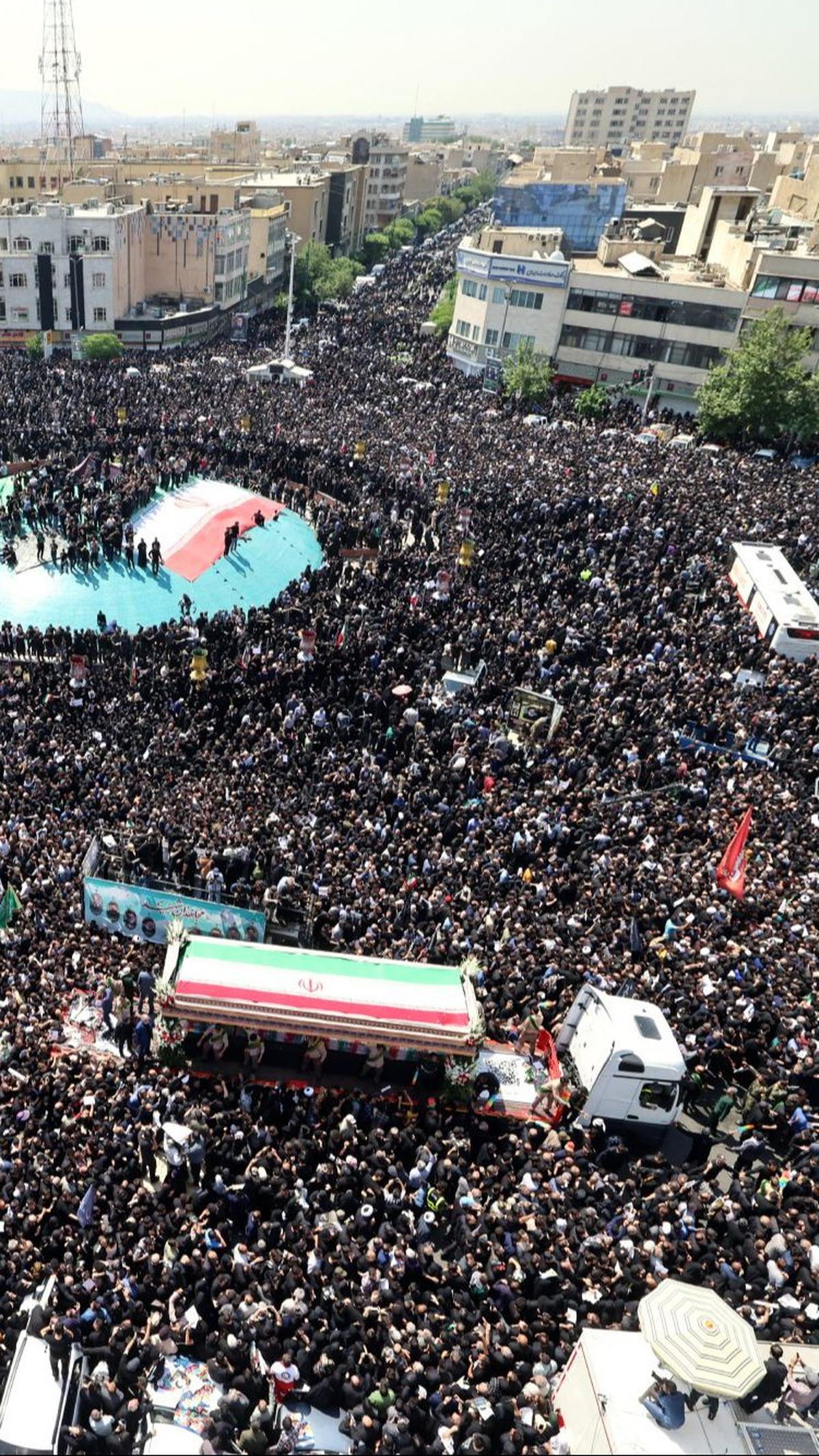 Iring-iringan jenazah Ebrahim Raisi di Teheran disambut jutaan warga berpakaian serba hitam. Suasana penuh duka tampak menyelimuti momen tersebut. Foto:&nbsp;Atta Kenare/AFP