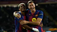 Robert Lewandowski merayakan golnya ke gawang Real Sociedad bersama Lamine Yamal, Minggu (28/9/2025) (AP Photo/Joan Monfort)