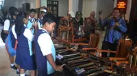 Para pelajar antusias melihat berbagai benda karya seniman dan budayawan yang dipamerkan di Gedung DPRD Kota Malang, Jawa Timur (Zainul Arifin/Liputan6.com)