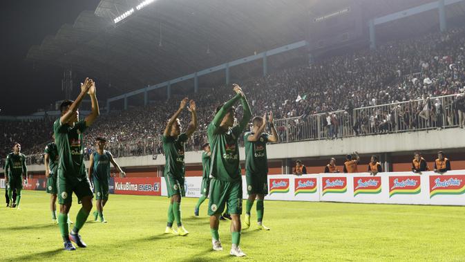 Para pemain PSS Sleman menyapa suporter usai mengalahkan Arema FC pada laga Liga 1 2019 di Stadion Maguwoharjo, Sleman, Rabu (15/5). PSS menang 3-1 atas Arema. (Bola.com/Yoppy Renato)