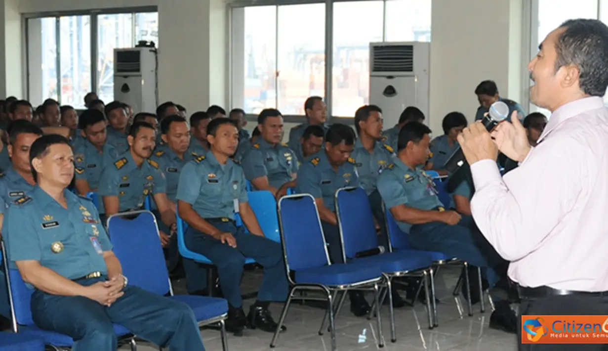 Citizen6, Jakarta: PNS Kolinlamil menerima ceramah kesehatan tentang Keluarga Berencana, di Gedung Laut Natuna, Mako Kolinlamil, Tanjung Priok, Jakarta, Kamis, (18/10). (Pengirim: Dispenkolinlamil).