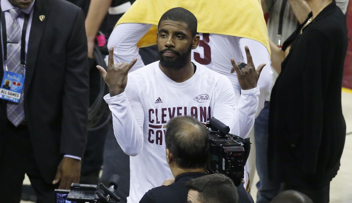 Gaya guard Cleveland Cavaliers, Kyrie Irving usai timnya mengalahkan Warriors pada gim keempat Final NBA 2017 di Quicken Loans Arena, Cleveland, (9/6/2017).  (AP/Ron Schwane)