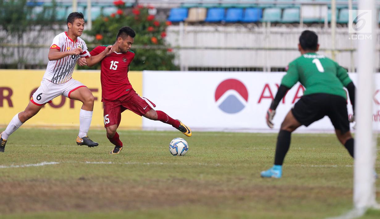 Pemain Timnas Indonesia U-19, Saddil Ramdani berusaha melewati pemain Brunei Darussalam pada laga Piala AFF U-18 di Stadion Thuwunna, Myanmar, Rabu (13/9/2017). Indonesia menang 8-0 atas Brunei Darussalam. (Liputan6.com/Yoppy Renato)