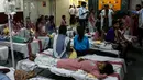 Sejumlah siswi dirawat di rumah sakit menyusul kebocoran gas dari sebuah depot kontainer di New Delhi, Sabtu (6/5). Lebih dari 100 siswa dilarikan ke rumah sakit, di antaranya menderita sesak napas, mual, iritasi mata bahkan pingsan. (Chandan KHANNA/AFP)