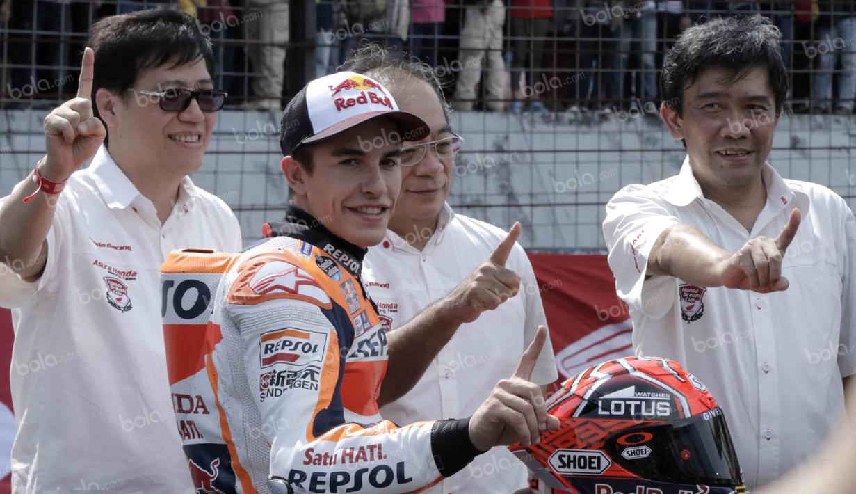 Marc Marquez berpose bersama petinggi Honda seusai menjajal lintasan Sirkuit Sentul sebanyak empat lap dengan motor New Honda CBR 250RR. Selasa (25/10/2016). (Bola.com/Reza Bachtiar)