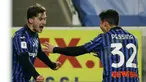 Pemain Atalanta Aleksej Miranchuk (kiri) melakukan selebrasi usai mencetak gol ke gawang Lazio pada pertandingan Coppa Italia di Stadion Gewiss, Bergamo, Italia, Rabu (27/1/2021). Atalanta melaju ke semifinal Coppa Italia usai menaklukkan Lazio 3-2. (Stefano Nicoli/LaPresse via AP)