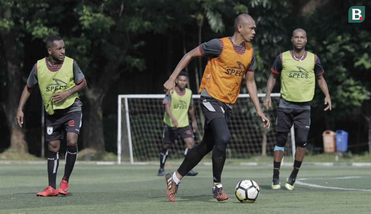 Bek Persipura Jayapura, Ricardo Salampessy, saat latihan jelang laga Liga 1 Indonesia di Lapangan Pertamina, Simprug, Jakarta, Rabu (23/5/2018). Persipura akan berhadapan dengan Persija Jakarta. (Bola.com/M Iqbal Ichsan)