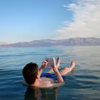 Mengapung, sensasi yang bisa dicicip di Laut Mati. (curiousmindbox.com)