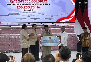 Presiden Prabowo Subianto menghadiri penyerahan uang senilai Rp 13,24 triliun hasil denda administratif Satgas Penertiban Kawasan Hutan (PKH) di Kejagung. (Liputan6.com/Lizsa Egeham)