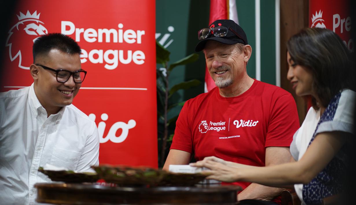 <p>Peter Schmeichel saat berbincang dengan Pangeran Siahaan dan Deasy Noviyanti sambil mencicipi kuliner khas Indonesia. (Dok. Vidio)</p>