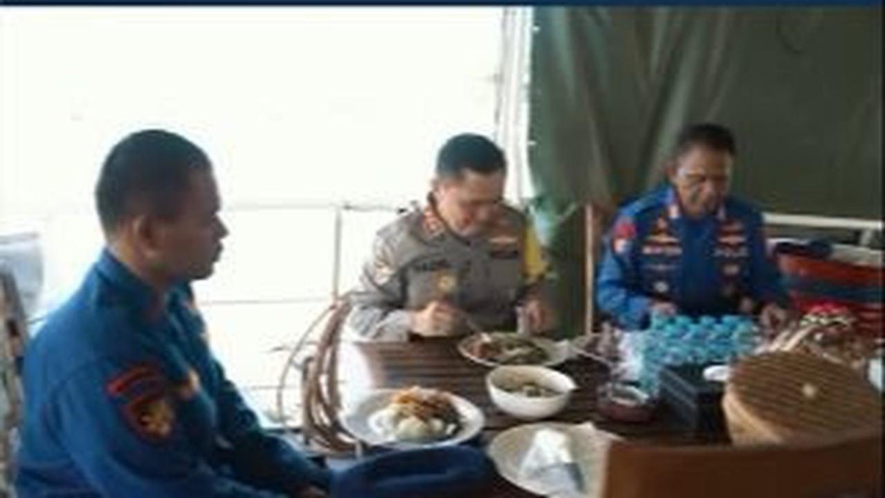 "Kita makan sama-sama ya," ujar Fadil ke semuanya. <br>