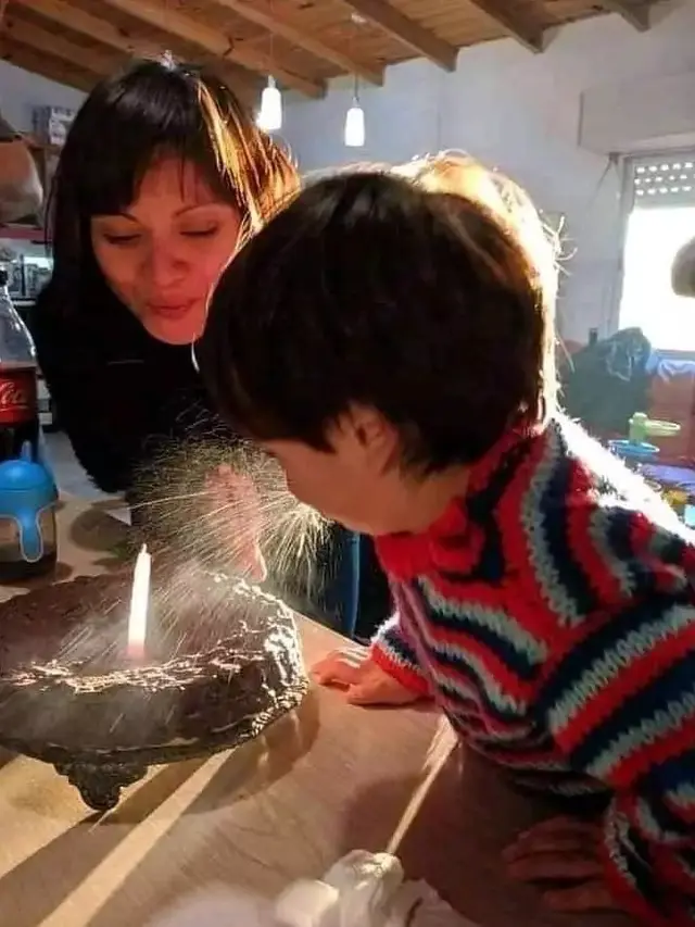 8 Momen Absurd Orang Waktu Tiup Lilin Ulang Tahun Ini Bikin Geleng Kepala