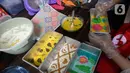 Perajin roti, Diyah Maryatini sedang memproses pembuatan brownis melted motif batik nusantara pesanan pembeli di Dapur Syabina, Pamulang, Tangerang Selatan, Banten, Jumat (2/10/2020). Brownies batik dijual dengan harga Rp 70 hingga Rp 90 ribu. (merdeka.com/Dwi Narwoko)