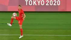 Gelandang Kanada Quinn melakukan pemanasan sebelum laga sepak bola terakhir putri Olimpiade Tokyo 2020 melawan Swedia di Stadion Internasional Yokohama di Yokohama pada 6 Agustus 2021. Quinn jadi atlet transgender pertama yang memenangkan medali Olimpiade. (TIZIANA FABI/AFP)