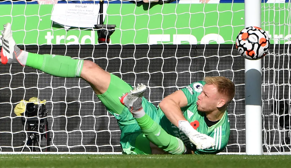 Aaron Ramsdale. Kiper Inggris berusia 23 tahun ini didatangkan Arsenal dari Sheffield United pada awal 2021/2022 senilai 28 juta euro. Kedatangannya adalah reaksi atas gagalnya Bernd Leno menggantikan figur Petr Cech yang sempat jadi andalan The Gunners. (AFP/Justin Tallis)