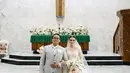 Chen Giovani tampil anggun dalam balutan kebaya warna putih gading yang dihiasi payet dan mutiara yang cantik lansiran jenama Myrna Myura. [IG/fcgweddings/myrnamyura]