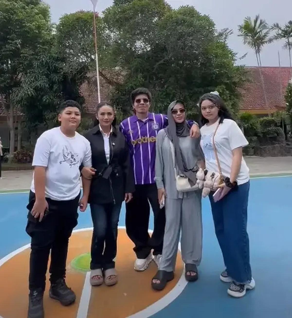 Gaya Healing Krisdayanti Bersama Keluarga Sebelum Pilkada Malang 2024, Konsisten Tampil Stylish dengan Barang Branded