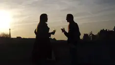 Wanita menikmati minuman sambil menikmati matahari terbenam di jembatan di atas sungai Seine dan dengan Menara Eiffel sebagai latar belakang, di Paris (29/3/2021). Sungai Seine adalah sebuah sungai utama di Prancis bagian barat laut. (AP Photo/Thibault Camus)