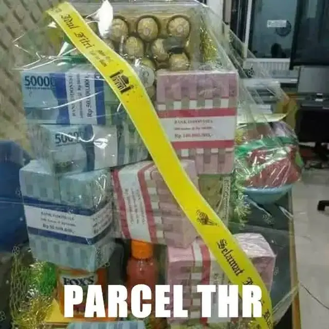 8 Potret Nyeleneh Parsel Lebaran, Ada Hasil Bumi Hingga Uang