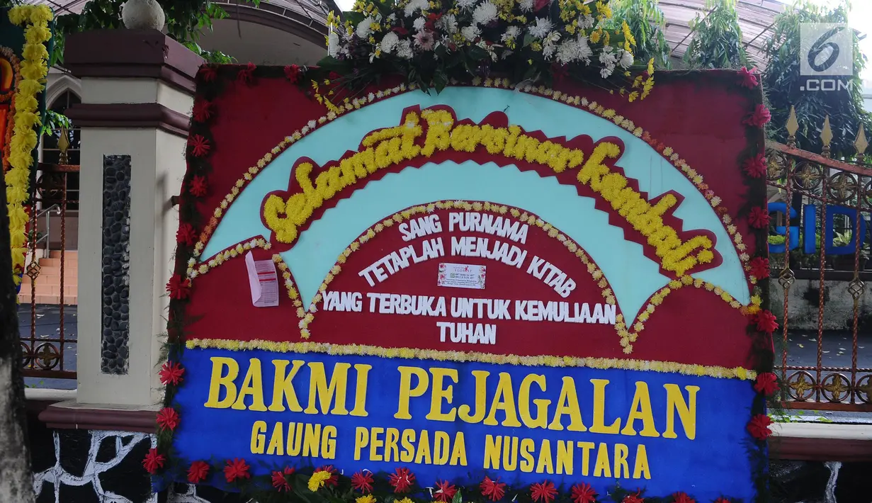 Sebuah karangan bunga menyambut kebebasan Basuki Tjahaja Purnama atau Ahok di Mako Brimob, Kelapa Dua Depok, Kamis (24/1). Dalam hitungan jam, Basuki Tjahaja Purnama atau Ahok akan segera menghirup udara bebas. (Liputan6.com/Herman Zakharia)