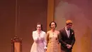 Reza Rahadian, Chelsea Islan dan Marsha Timothy dalam pertunjukkan Bunga Penutup Abad di Taman Ismail Marzuki, Jakarta (17/11). Pementasan ini  dipersembahkan Titimangsa Foundation dan Bakti Budaya Djarum Foundation. (Fimela.com/Bambang E.Ros)