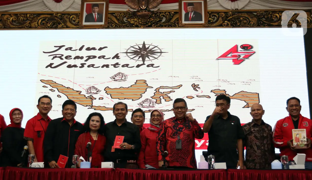 Sekjen PDIP Hasto Kristiyanto dan jajaran pengurus DPP PDI Perjuangan serta panitia berfoto bersama seusai konfersi pers terkait Rapat Kerja Nasional I sekaligus HUT Ke-47 partai di Jakarta, Rabu (8/1/2020). (Liputan6.com/Johan Tallo)