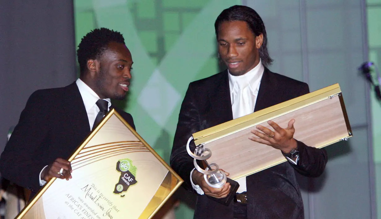 Michael Essien (kiri) dinobatkan sebagai pemain terbaik Chelsea tahun 2007. (AFP Photo)