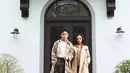 Tampilan Randy sedikit agak necis dengan celana hitam dan sepatu bertali [@randymartinnn]