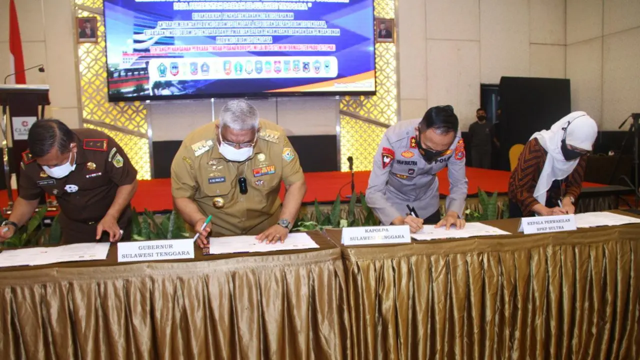 Kapolda Sultra Irjen Pol Yan Sultra bersama Gubernur Ali Mazi dan Kejati Sarjono Turin menandatangani MoU pencegahan dan penidakan kasus korupsi di wilayah Sulawesi Tenggara. (Liputan6.com/Dok Abdi KP)