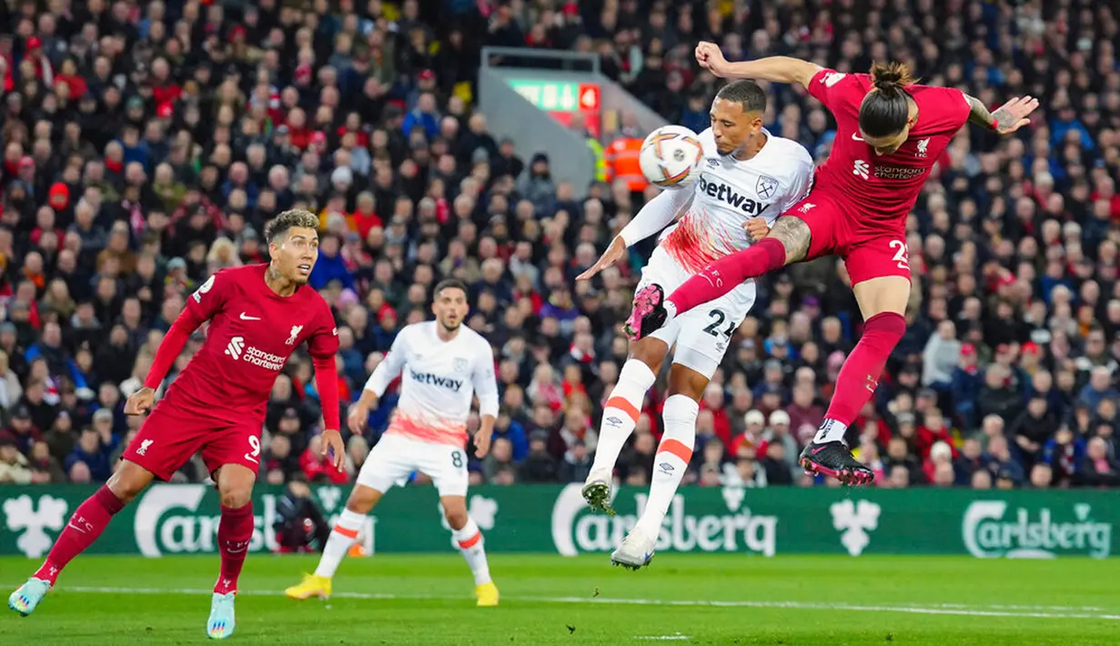 Pemain Liverpool Darwin Nunez mencetak gol ke gawang West Ham United pada pertandingan sepak bola Liga Inggris di Stadion Anfield, Liverpool, Inggris, 19 Oktober 2022. Liverpool mengalahkan West Ham United dengan skor 1-0. (AP Photo/Jon Super)