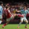 Pemain Arsenal Christos Tzolis (tengah) dan pemain Manchester City Elliot Anderson (kanan) berebut bola dalam laga final FA Community Shield antara Arsenal vs Manchester City di Cardiff, Wales, Minggu, 16 Agustus 2026. (AP Photo/Alastair Grant)