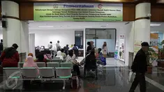 Spanduk besar pemberitahuan Ransomware WannaCrypt atau WannaCry terpampang di ruang tunggu RS Kanker Dharmais, Jakarta, Senin (15/5). Imbas serangan ransomware WannaCrypt mengakibatkan  pelayanan kepada pasien terganggu. (Liputan6.com/Faizal Fanani)