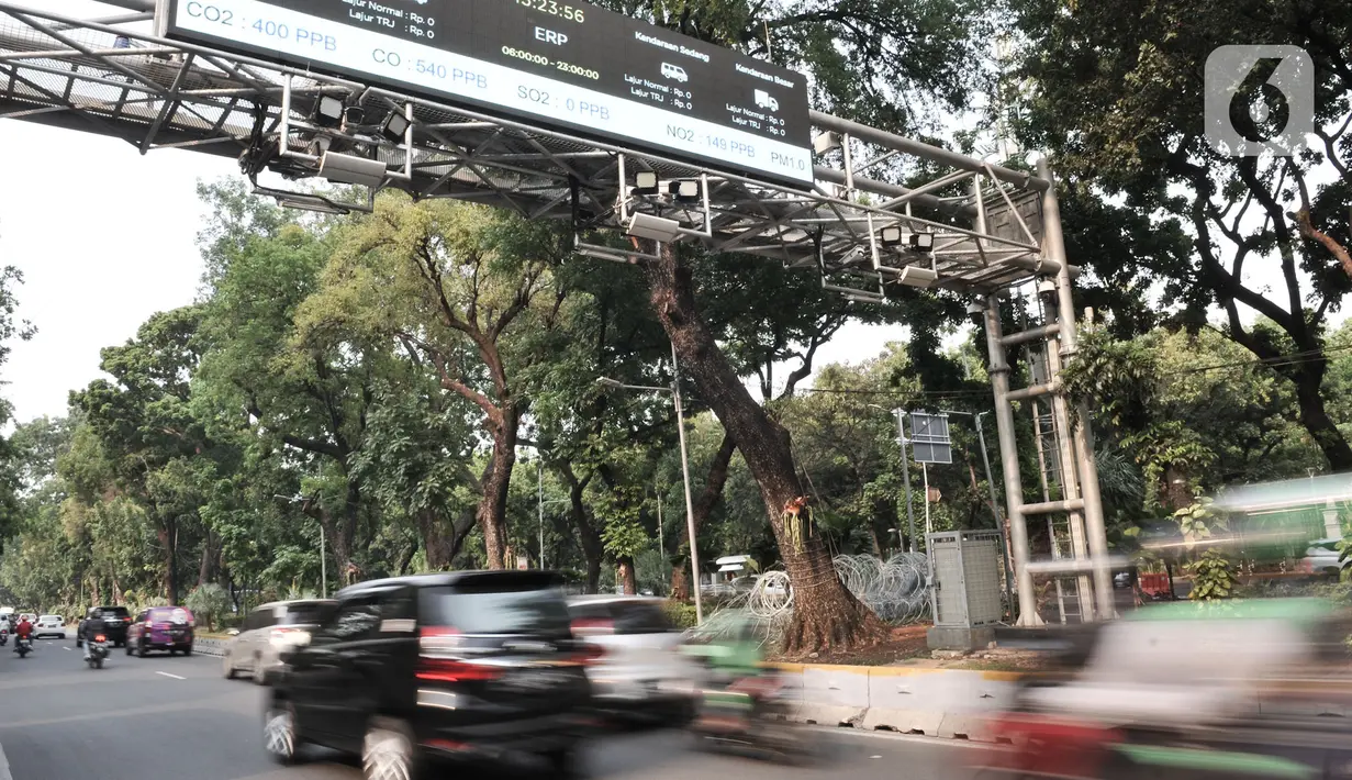 Kendaraan melintasi gerbang Electronic Road Pricing (ERP) di Jalan Medan Merdeka Barat, Jakarta, Rabu (20/11/2019). DKI Jakarta akan mengimplementasikan konsep ERP mulai tahun 2020. (merdeka.com/Iqbal Nugroho)