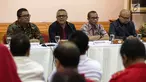 Ketua KPU Arief Budiman (kedua kiri) memaparkan Hasil Penelitian Administrasi Perbaikan kepada 9 Partai Politik (Putusan Bawaslu) di Gedung KPU Pusat, Jakarta, Minggu (24/12). KPU menyatakan 2 dari 9 partai lolos. (Liputan6.com/Faizal Fanani)