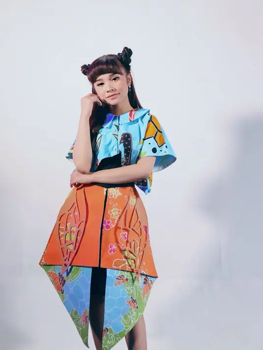 Tasya Rosmala selalu tampil percaya diri membawakan musik dangdut lengkap dengan cengkok khasnya. Dengan paduan outfit penuh warna dan fashionable, penampilannya tak pernah mengecewakan. (Liputan6.com/IG/@tasya_ratu_gopo).